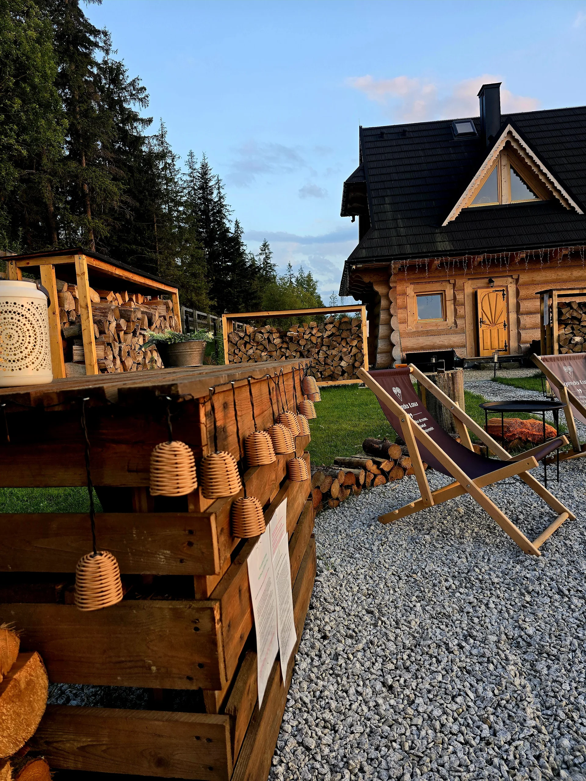 Domek wśród zieleni latem