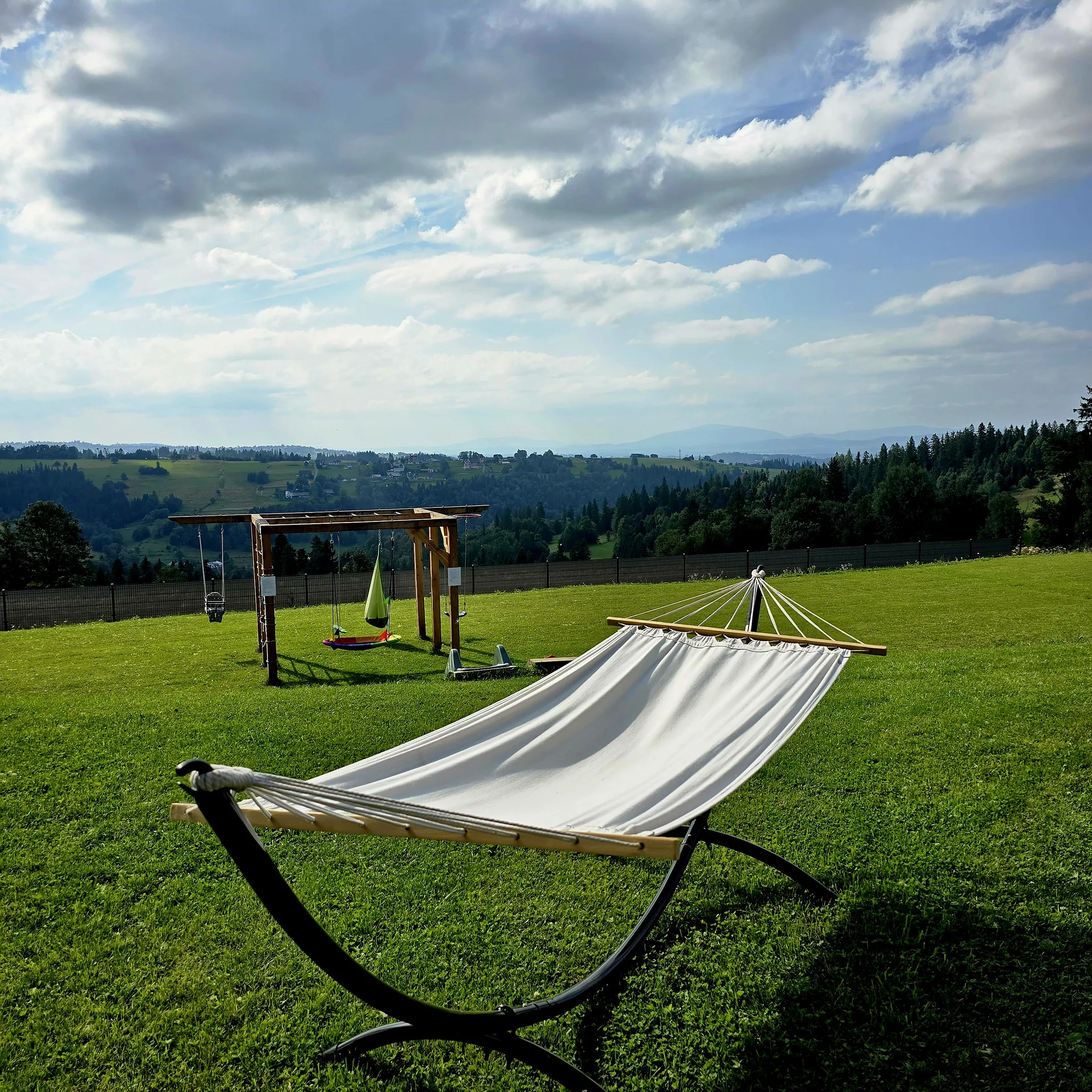 Hamak w ogrodzie z widokiem na las