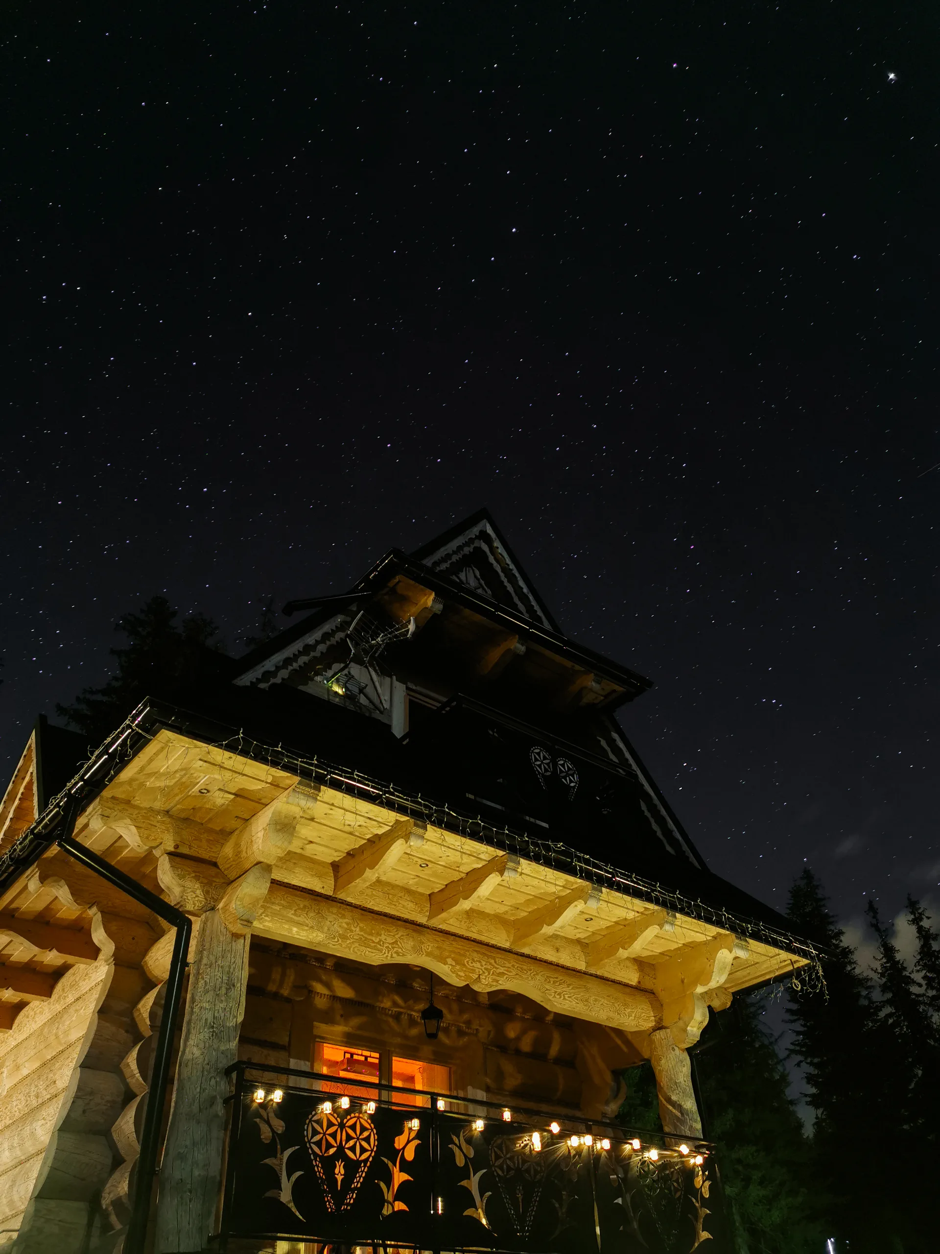 Gwiaździste niebo nad domkiem