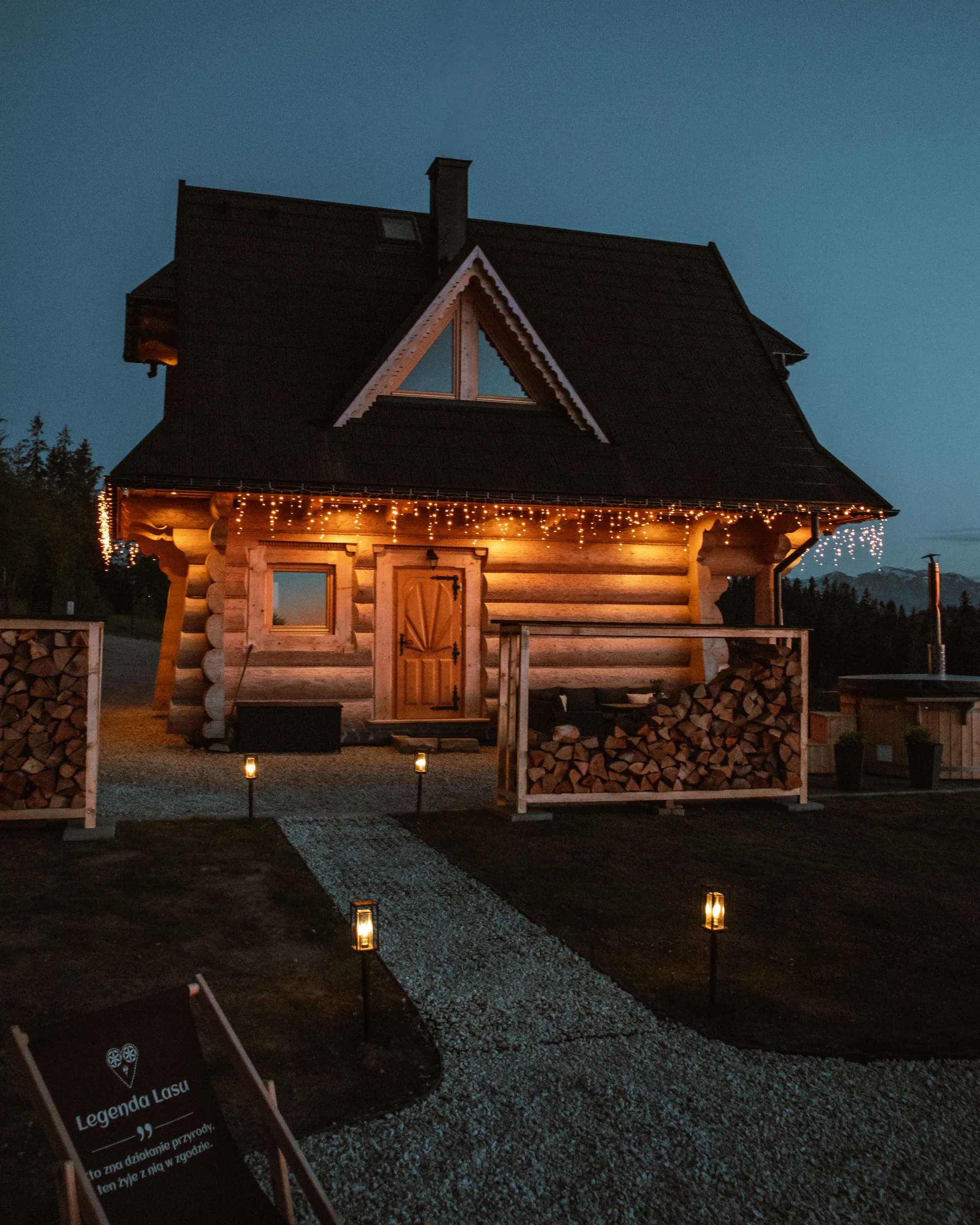 Domek po zmroku latem