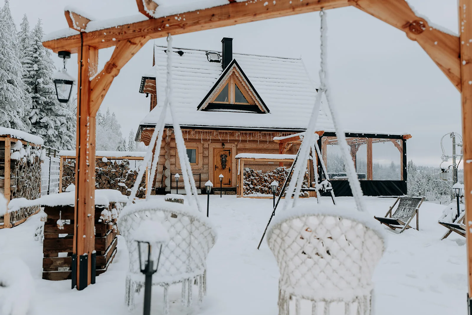 Zimowy ogród i domek w śniegu