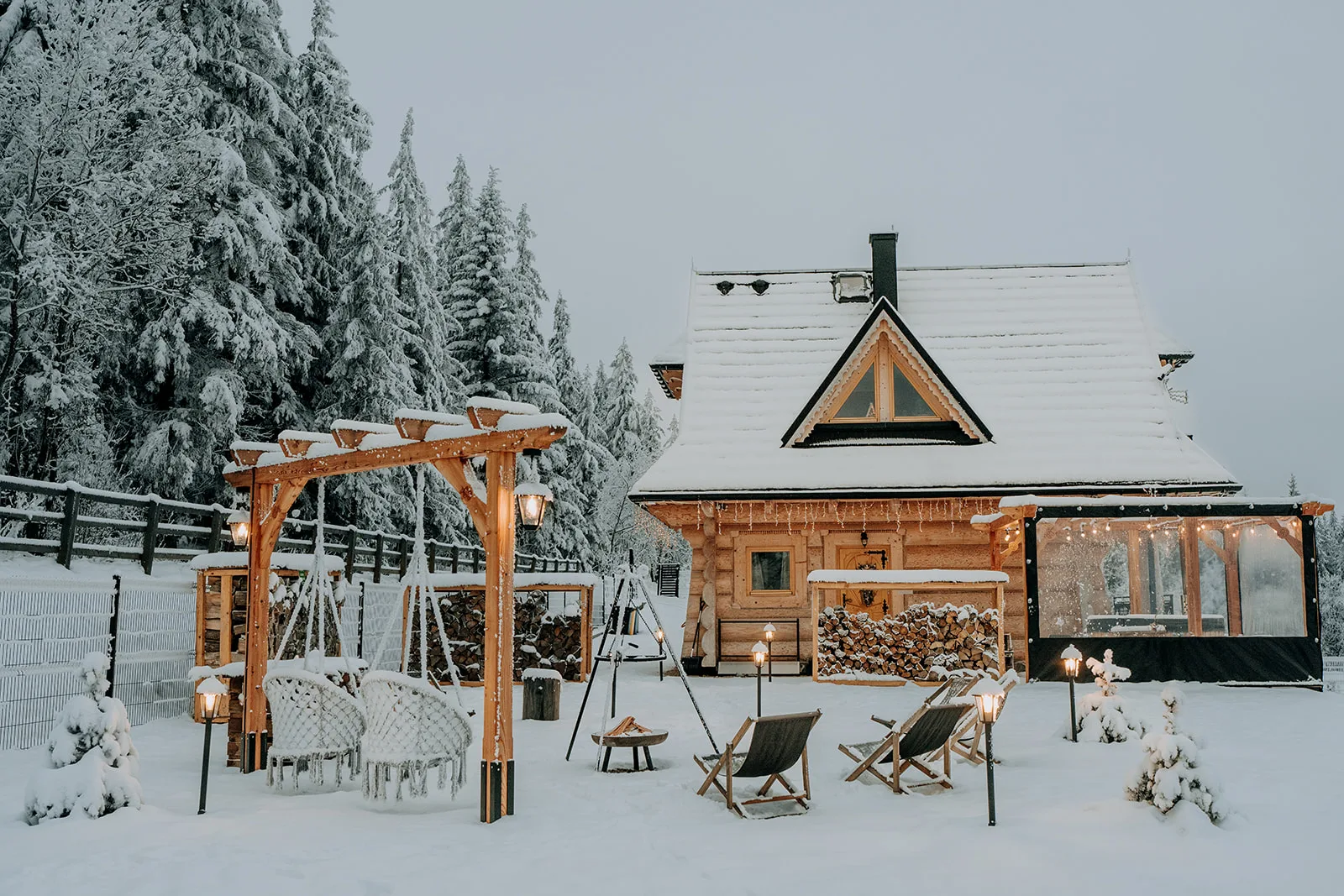 Domek otulony śniegiem