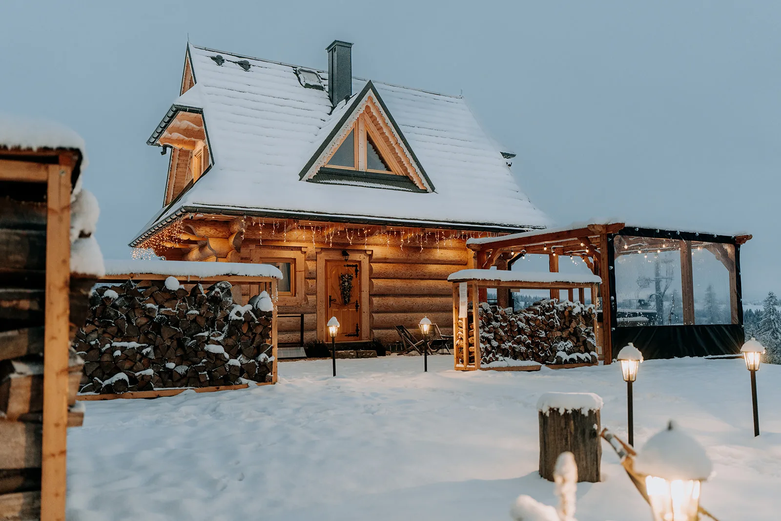 Domek i ogród zimą