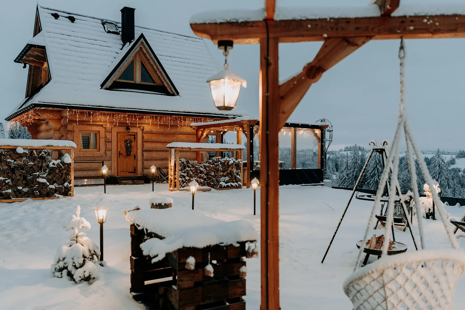 Zimowa atmosfera wokół domku