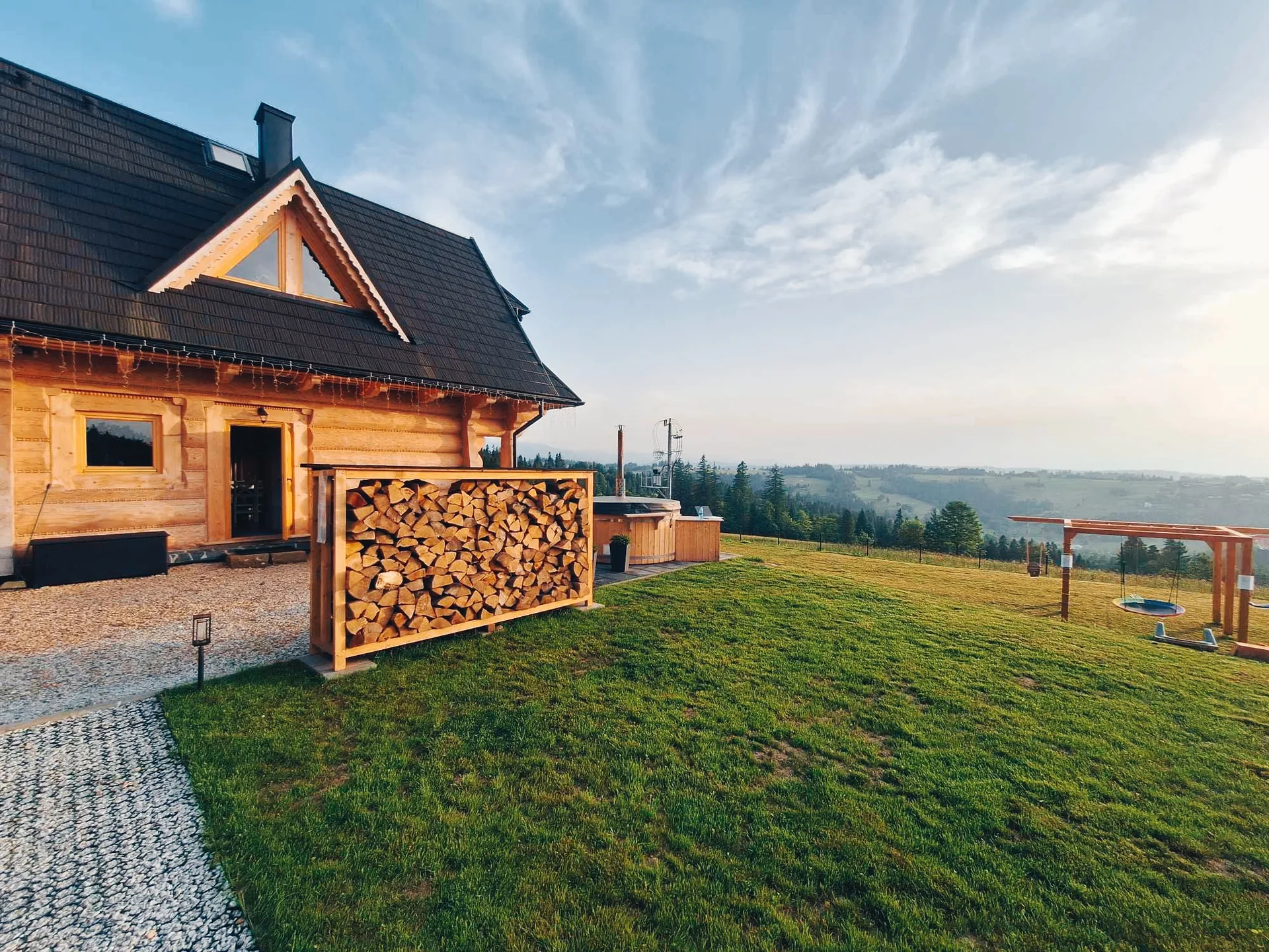 Domek i ogród w letnim słońcu