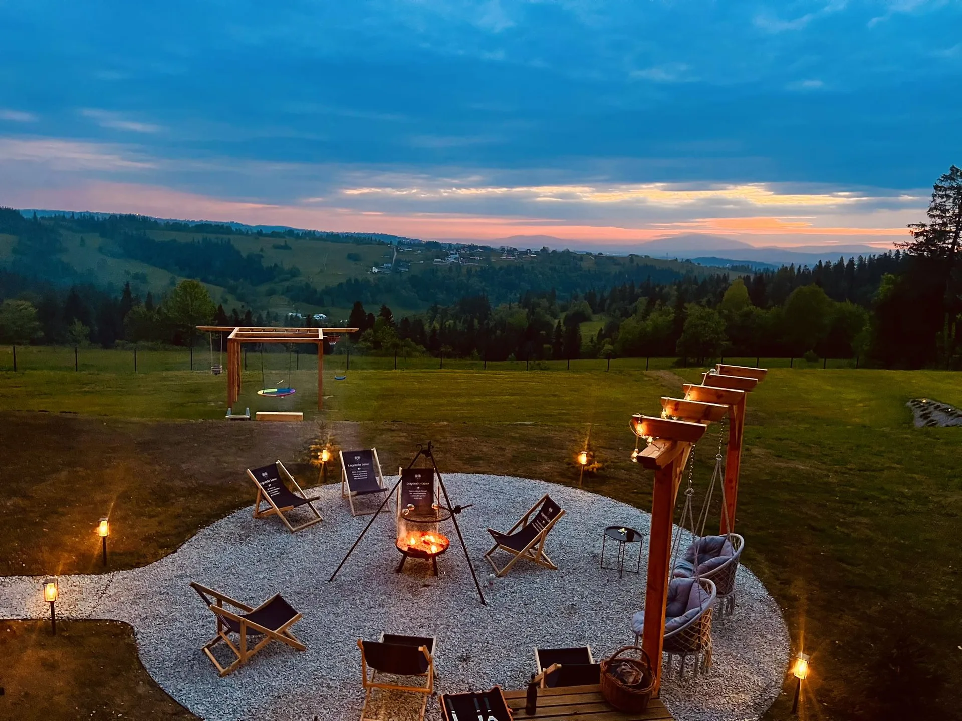 Wieczór przy ognisku z widokiem na wzgórza