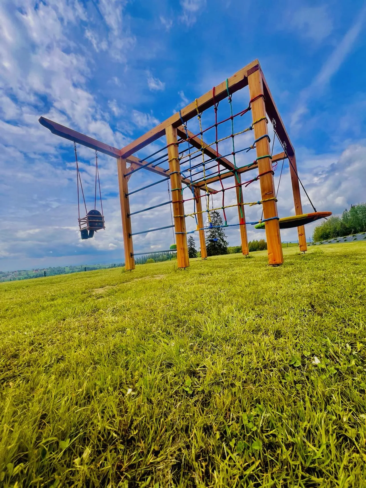 Plac zabaw w letnim ogrodzie