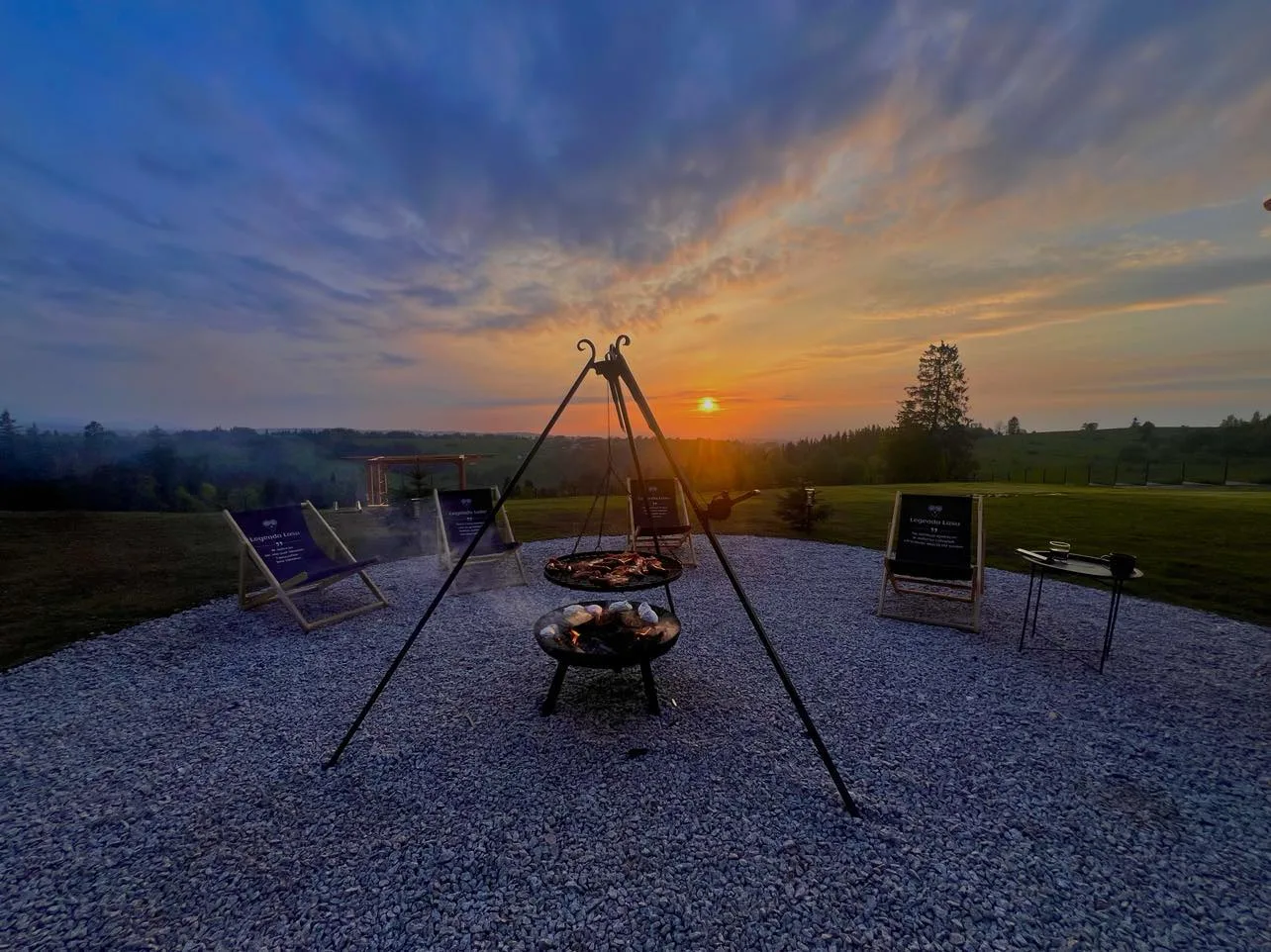 Leżaki i ognisko o zachodzie słońca