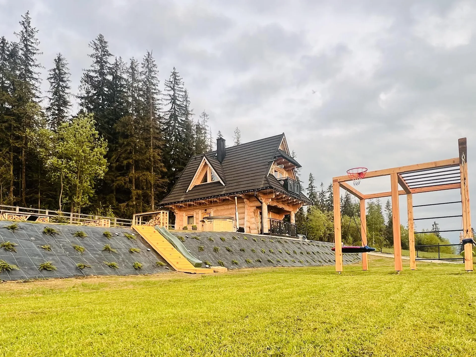 Plac zabaw wśród zieleni