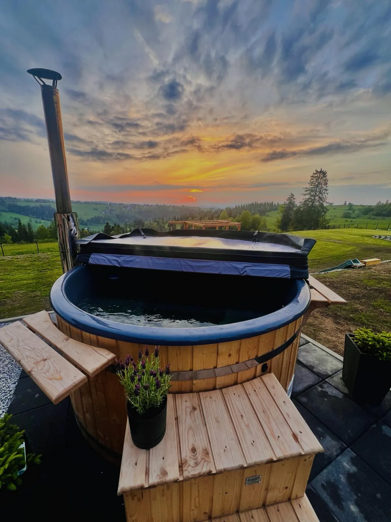 Złoty zachód słońca z balii