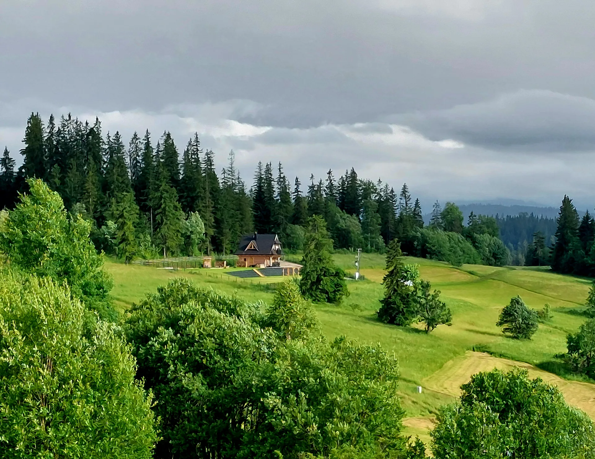 Domek wśród pól i drzew — widok z oddali