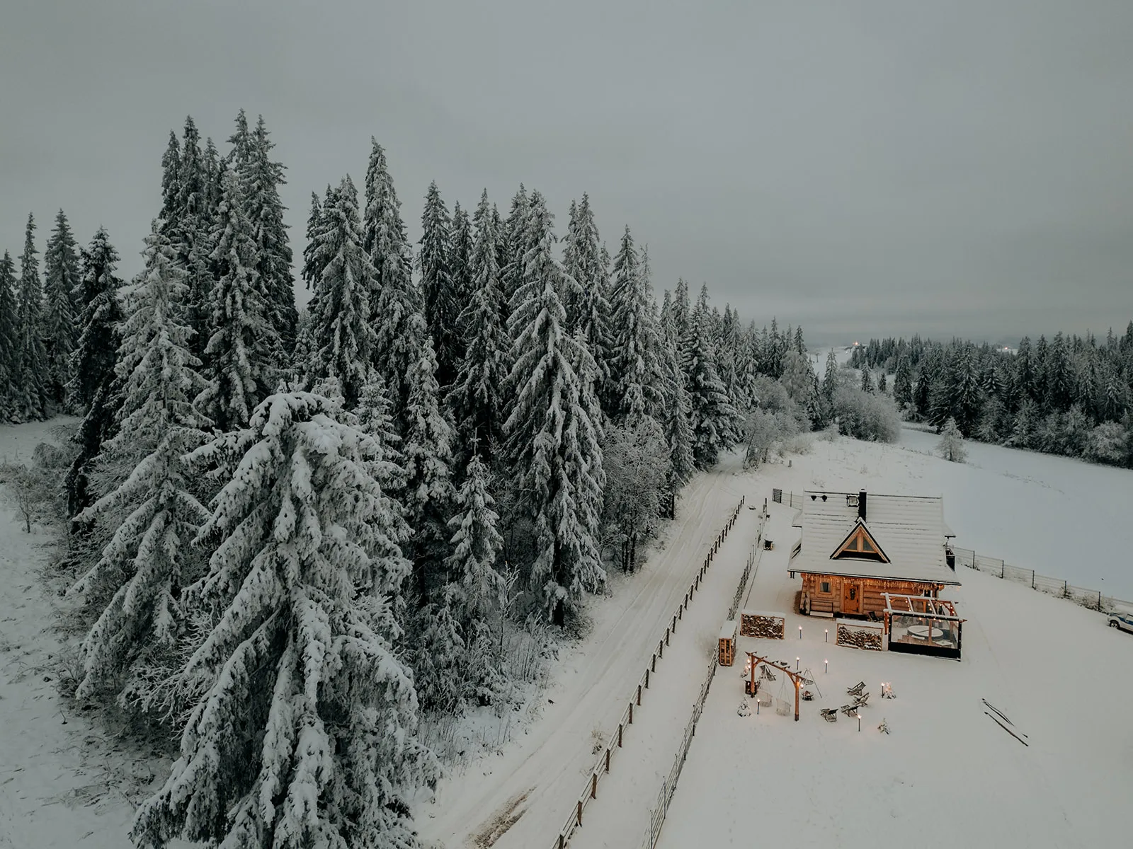 Domek w zimowym lesie z lotu ptaka