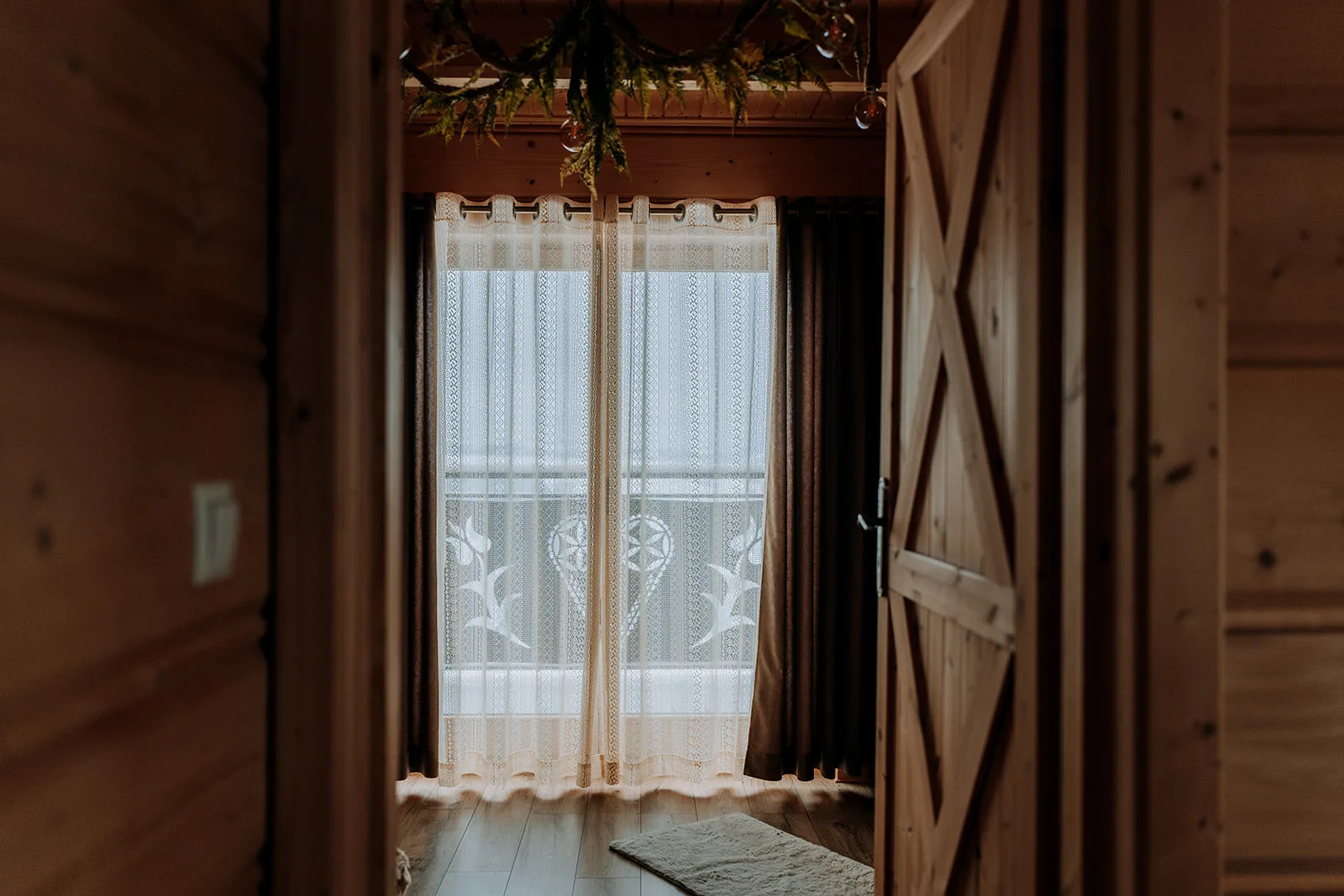 Korytarz z widokiem na drzwi balkonowe