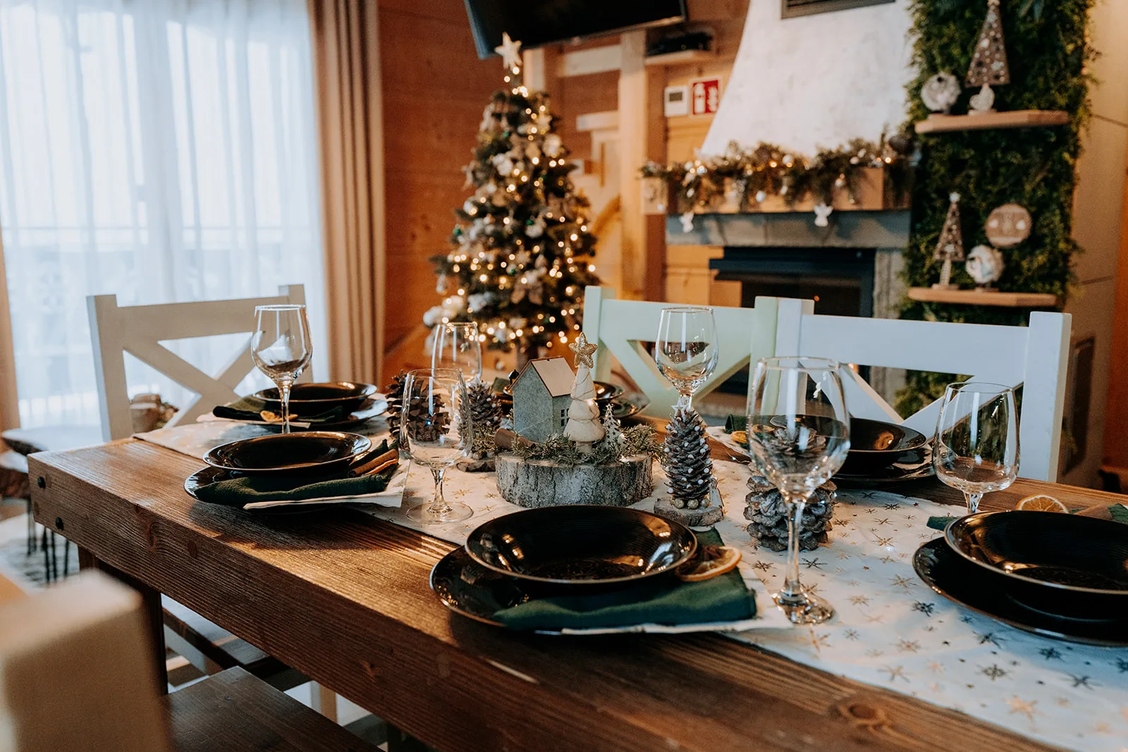 Świąteczna atmosfera — choinka i kominek