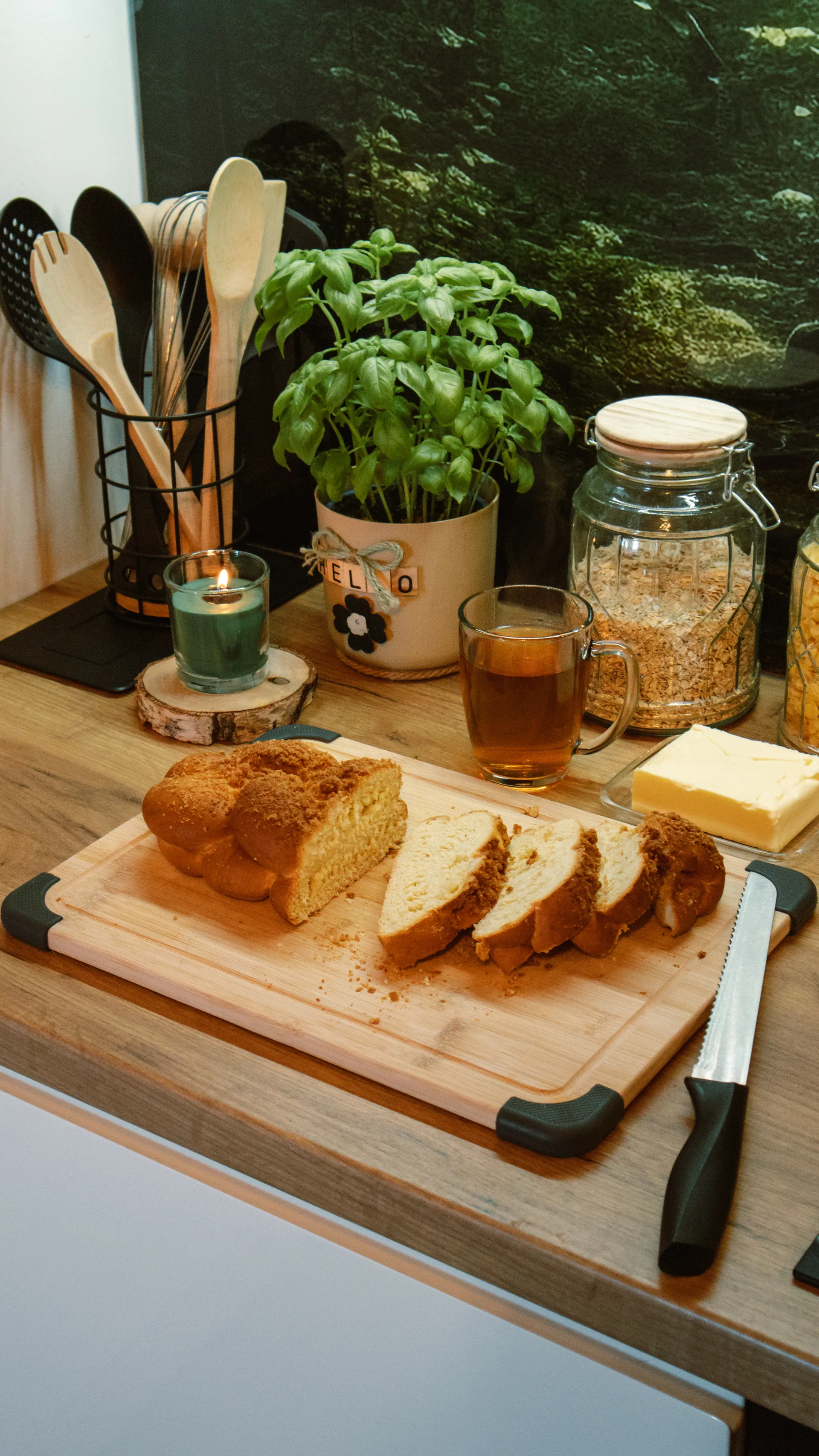 Poranna chałka w kuchni