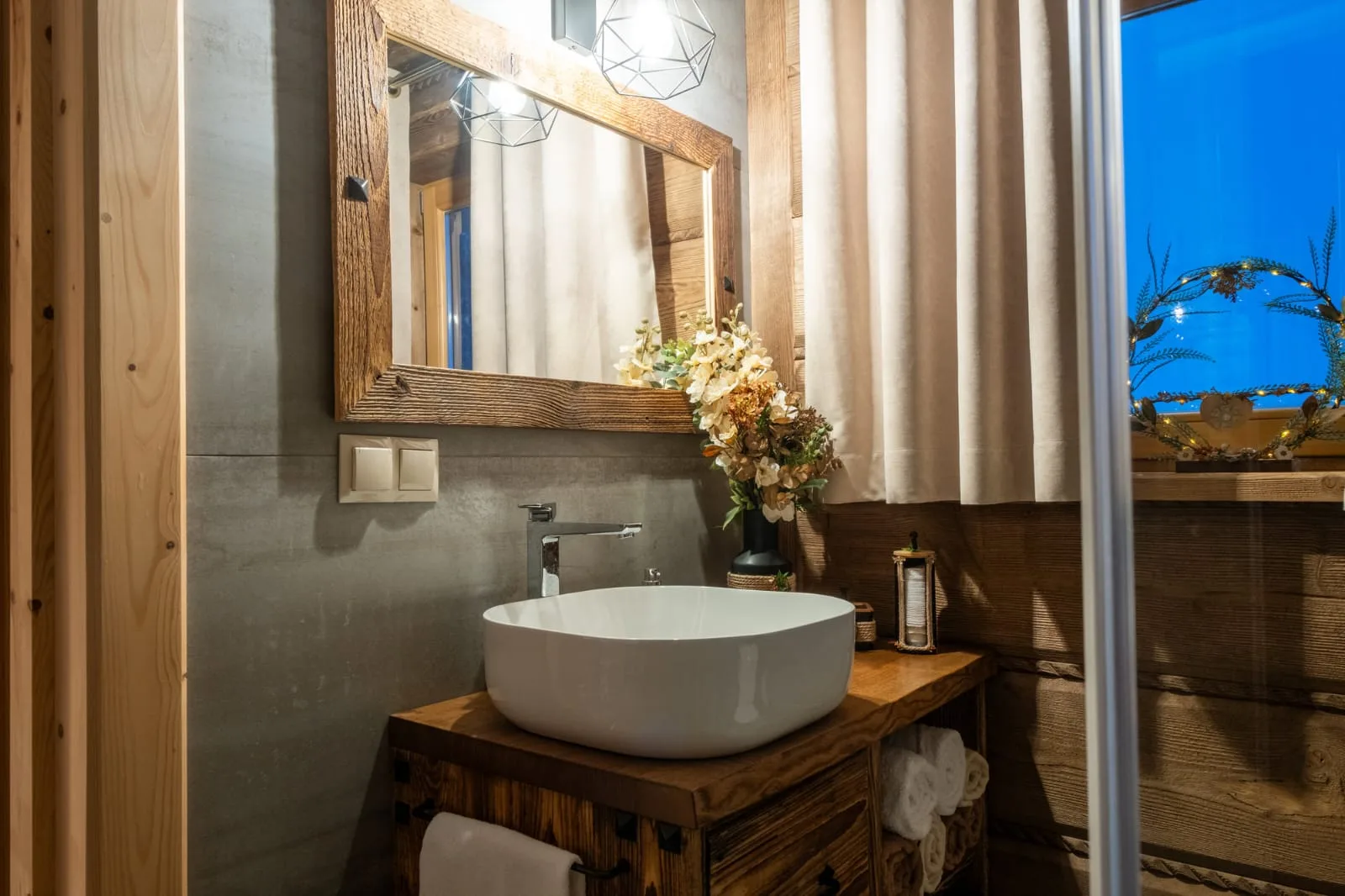 Łazienka — umywalka i lustro