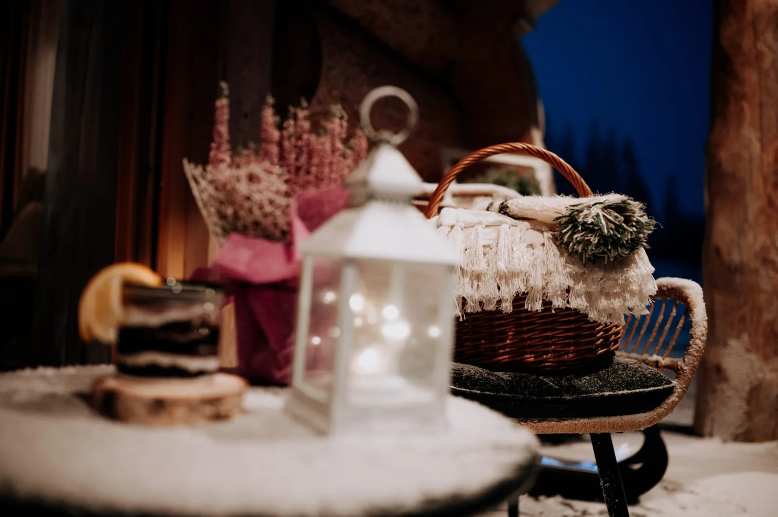 Zimowy taras — stolik i fotel