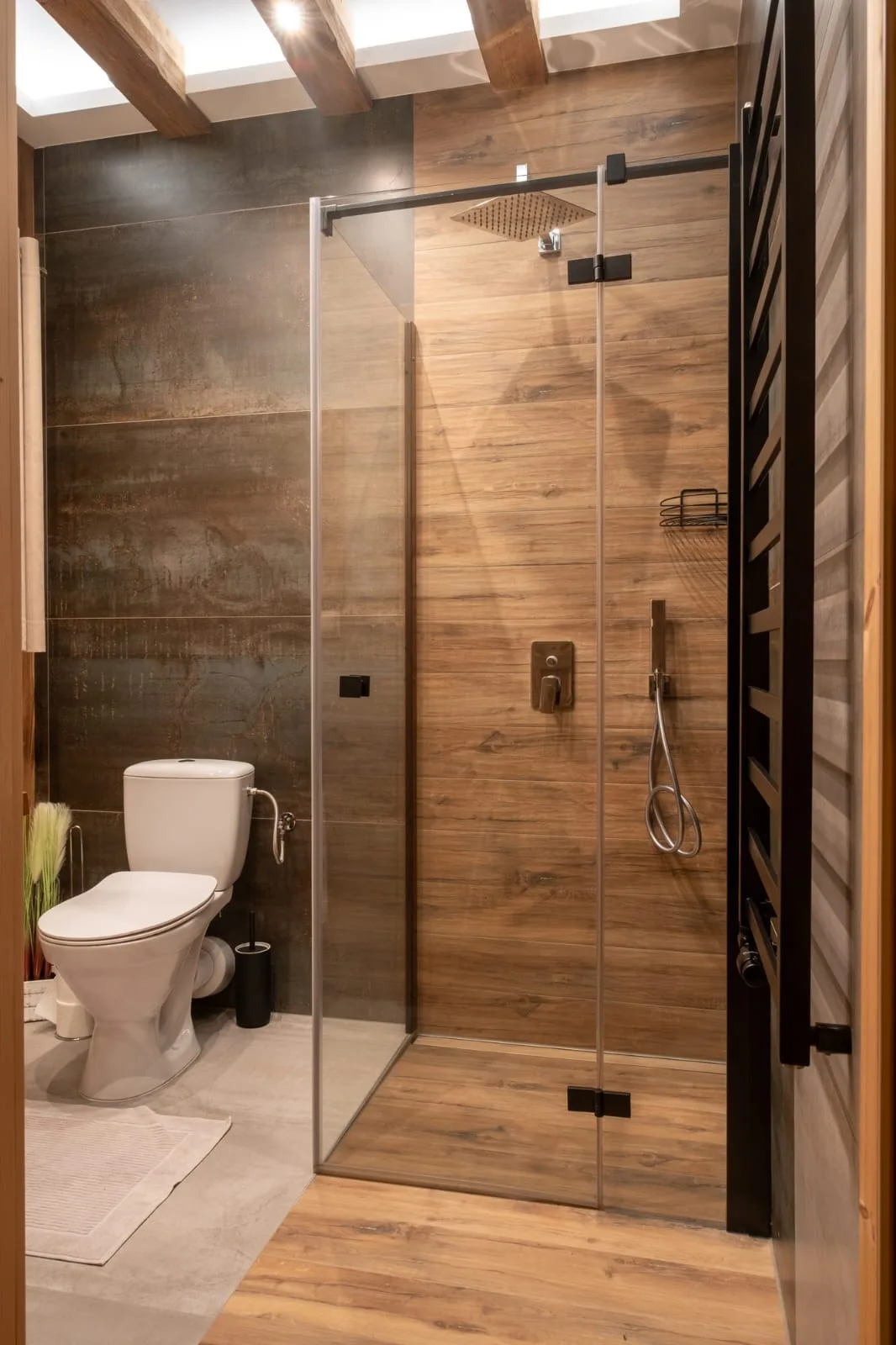 Łazienka z prysznicem na parterze