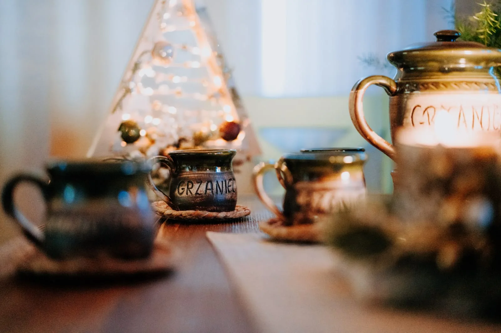 Gliniane kubki na stole w jadalni