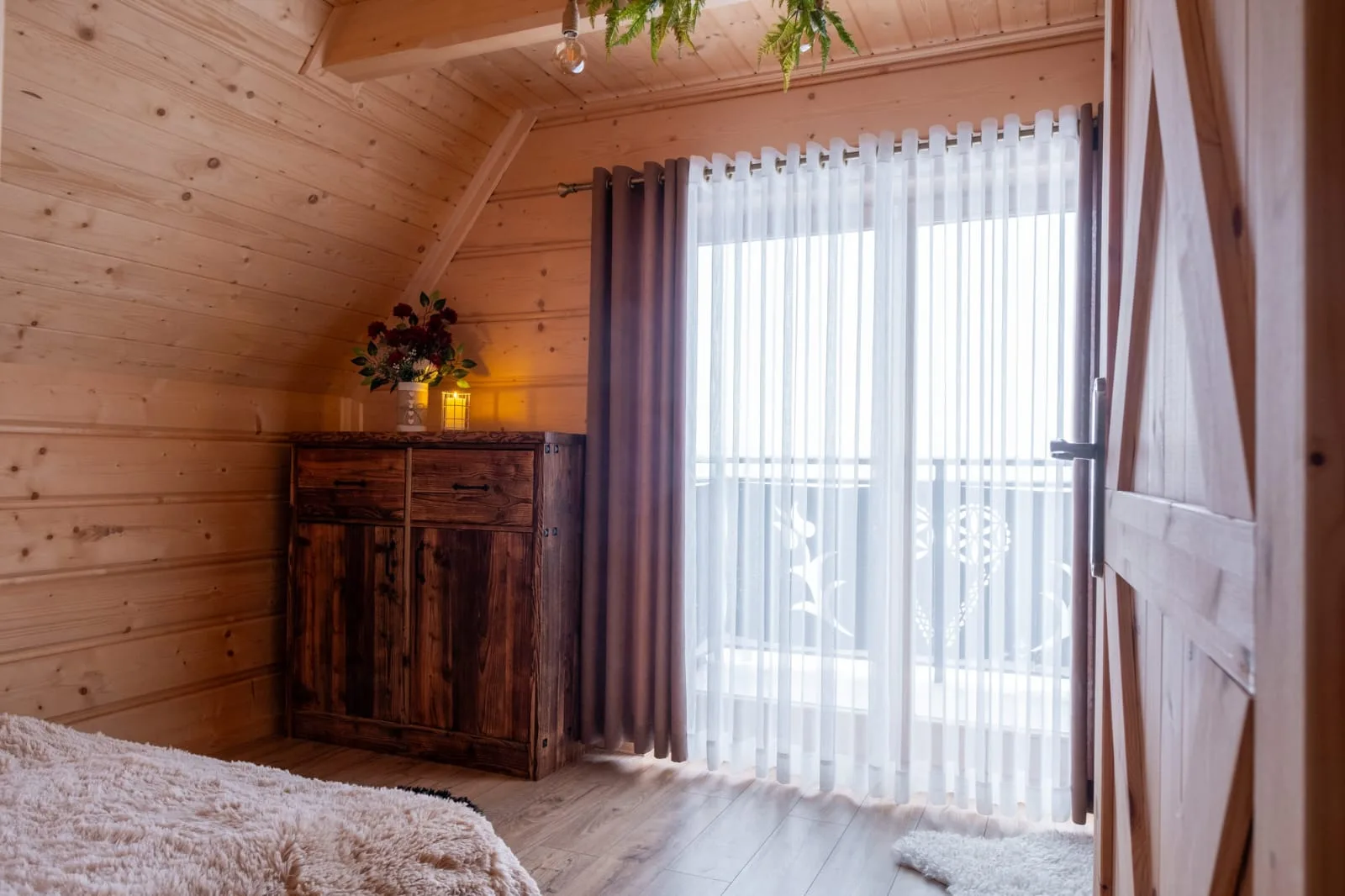 Sypialnia z wyjściem na balkon