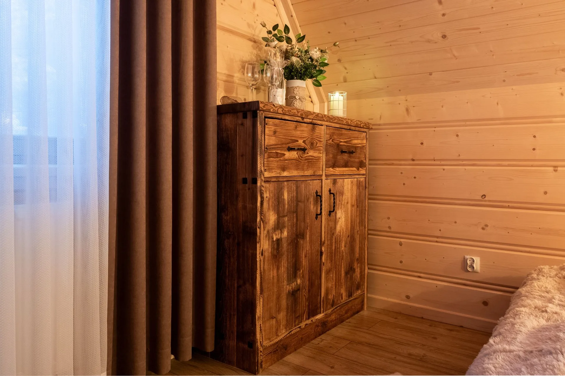 Szafka nocna w sypialni