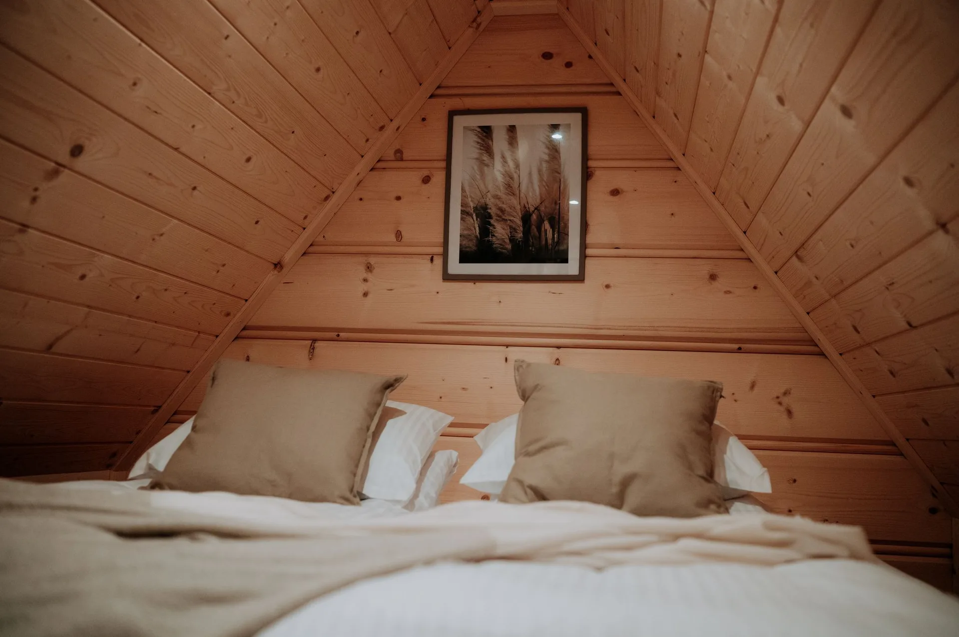 Wygodne łóżko na antresoli