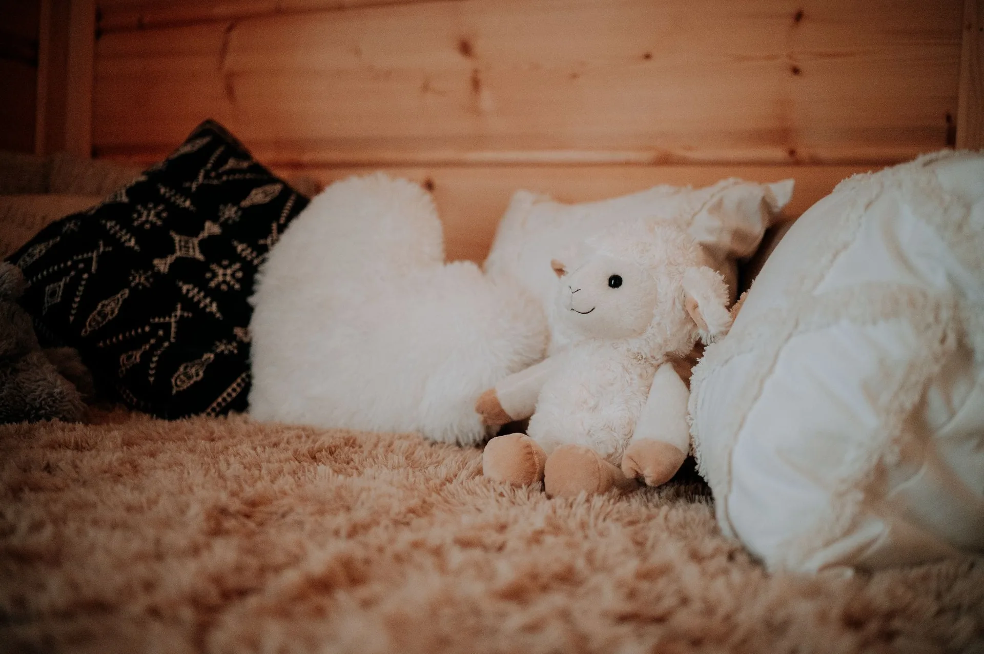 Poduszki na łóżku w sypialni