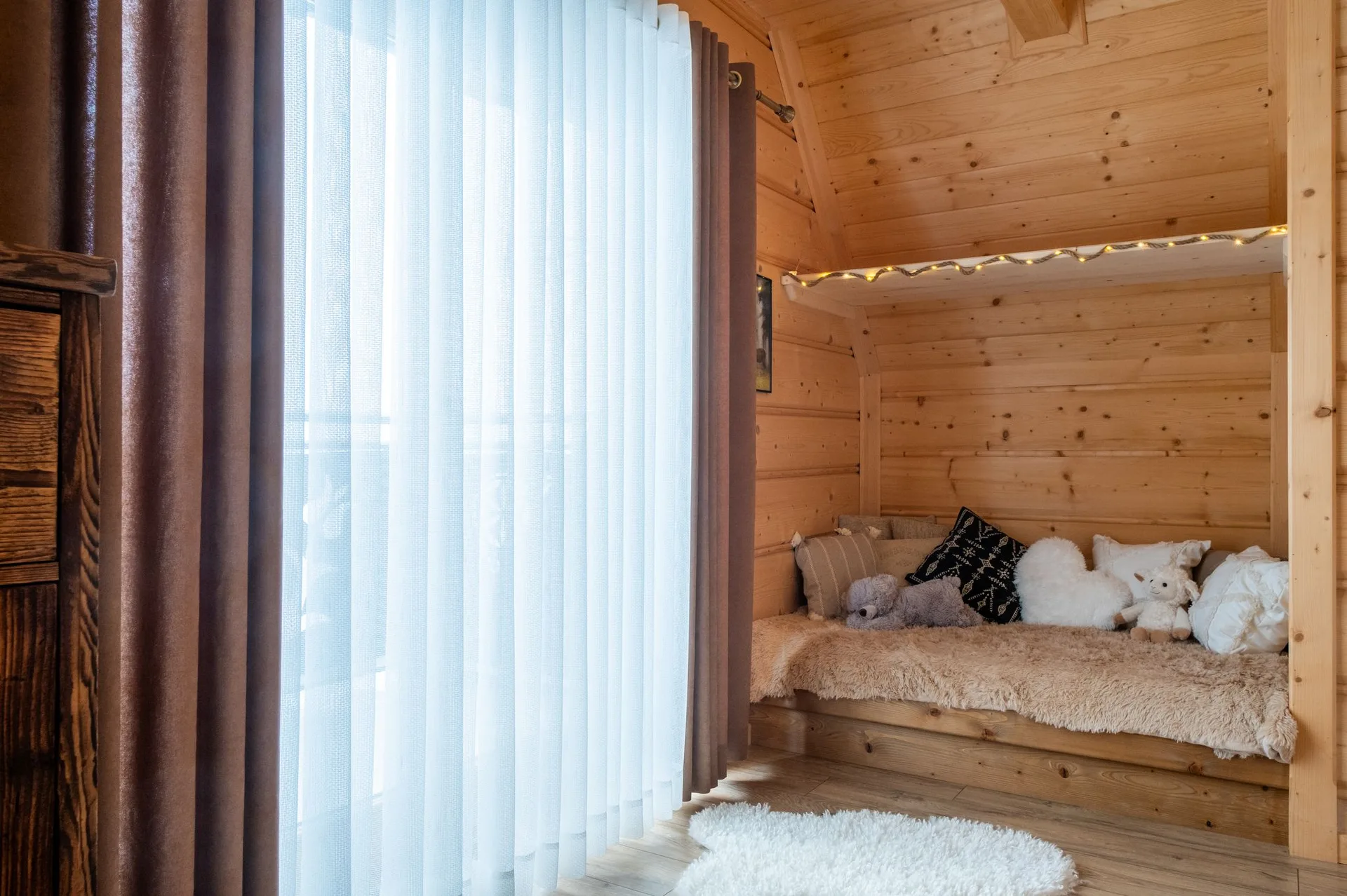 Łóżko dziecięce w drugiej sypialni