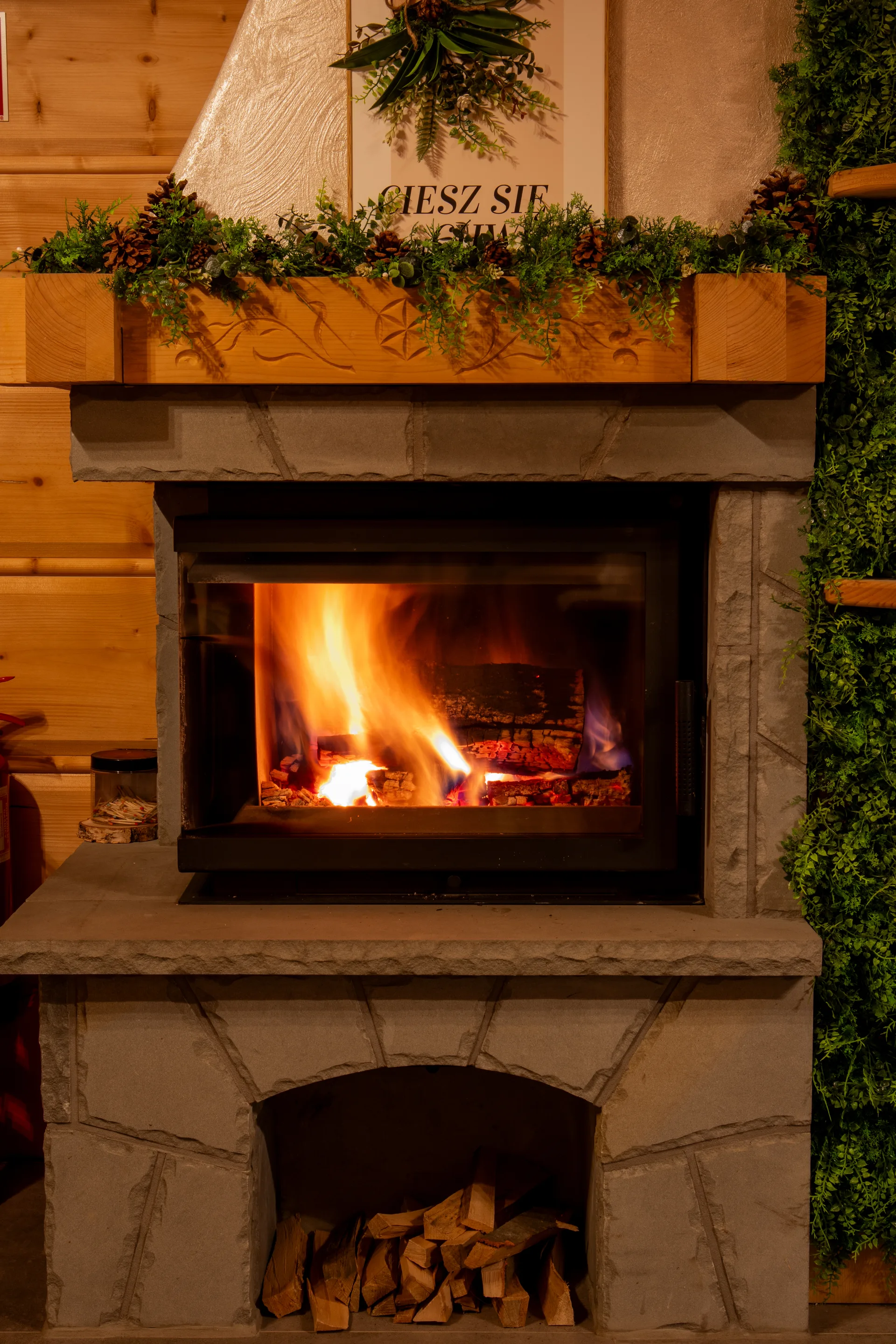 Ciepło kominka w salonie