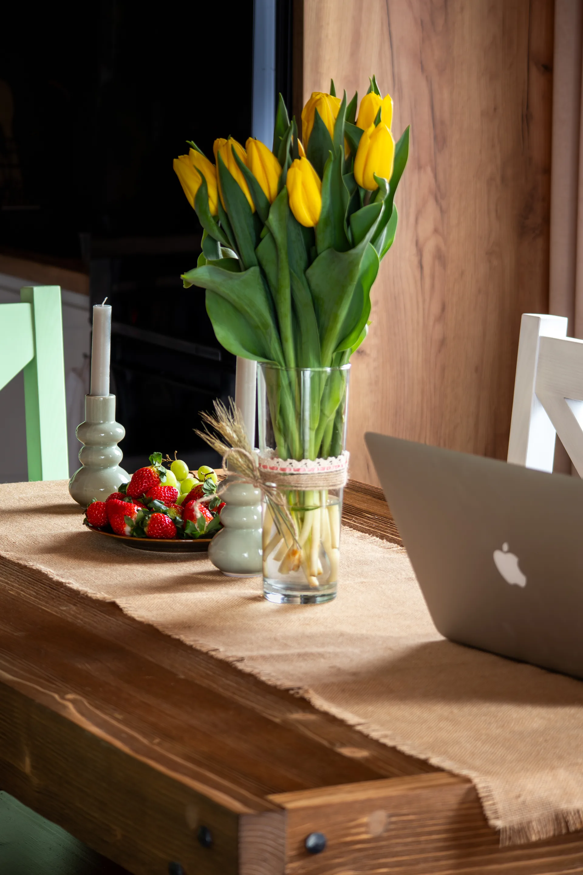 Kwiaty na stole jadalnym