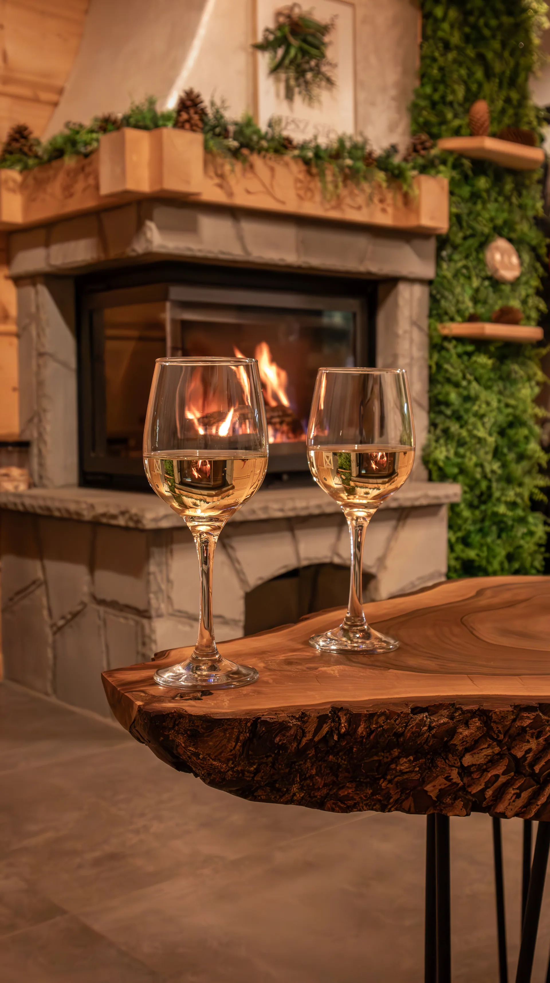 Kieliszki wina przy kominku