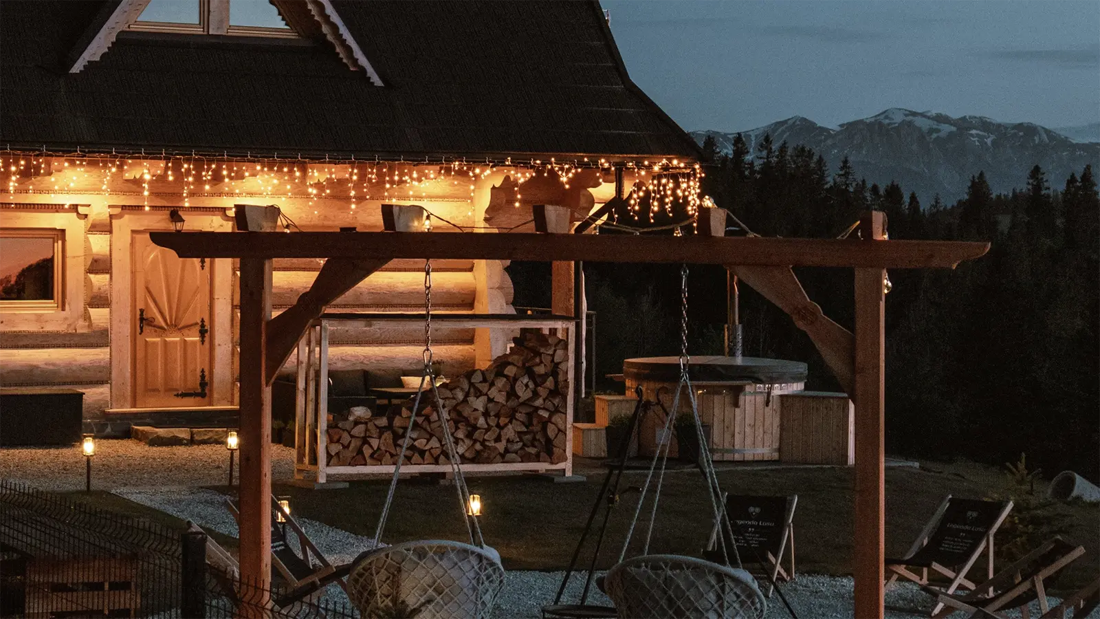 Legenda Lasu — domek otoczony lasem i górami