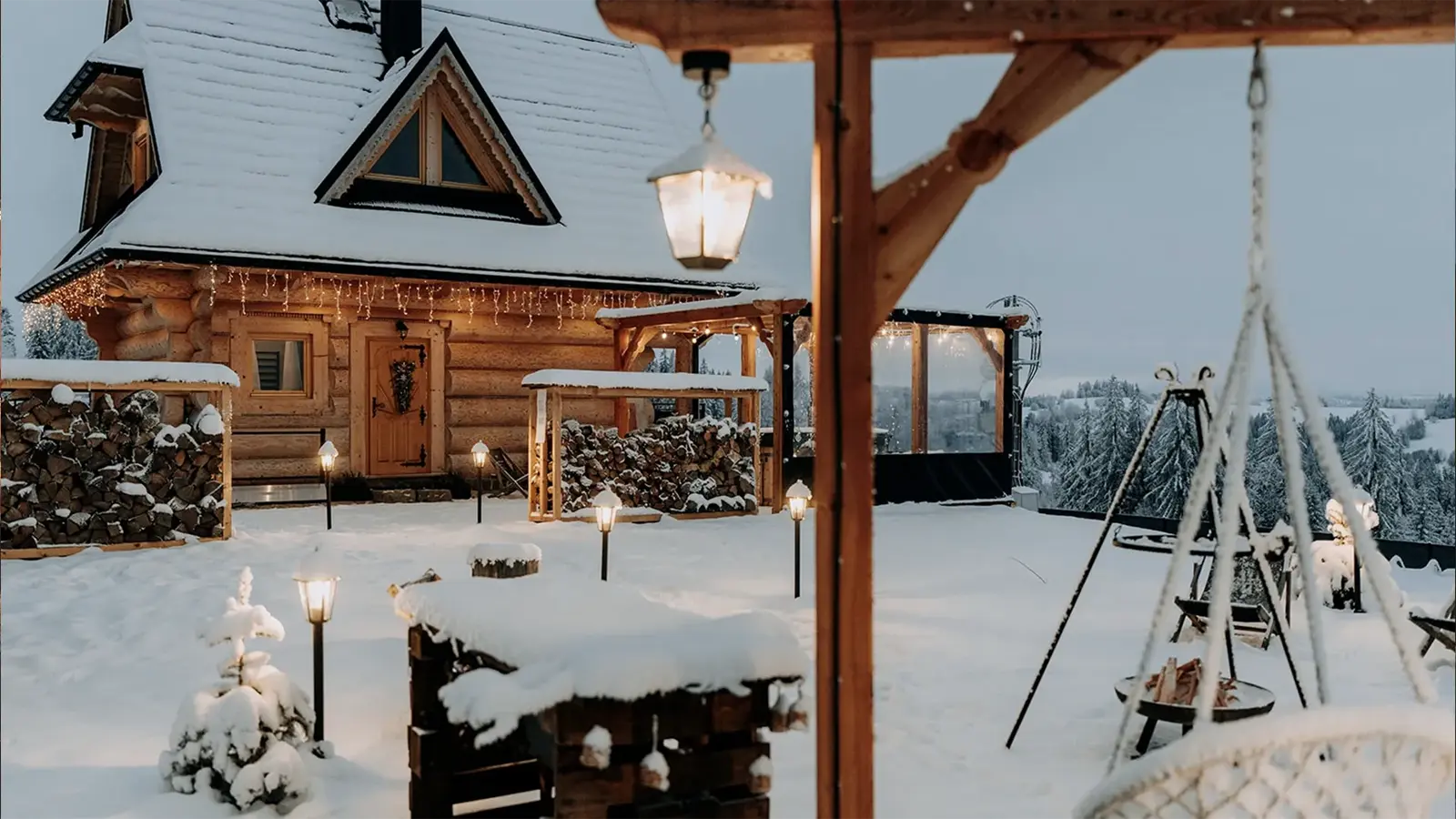 Legenda Lasu — domek zimą w śniegu