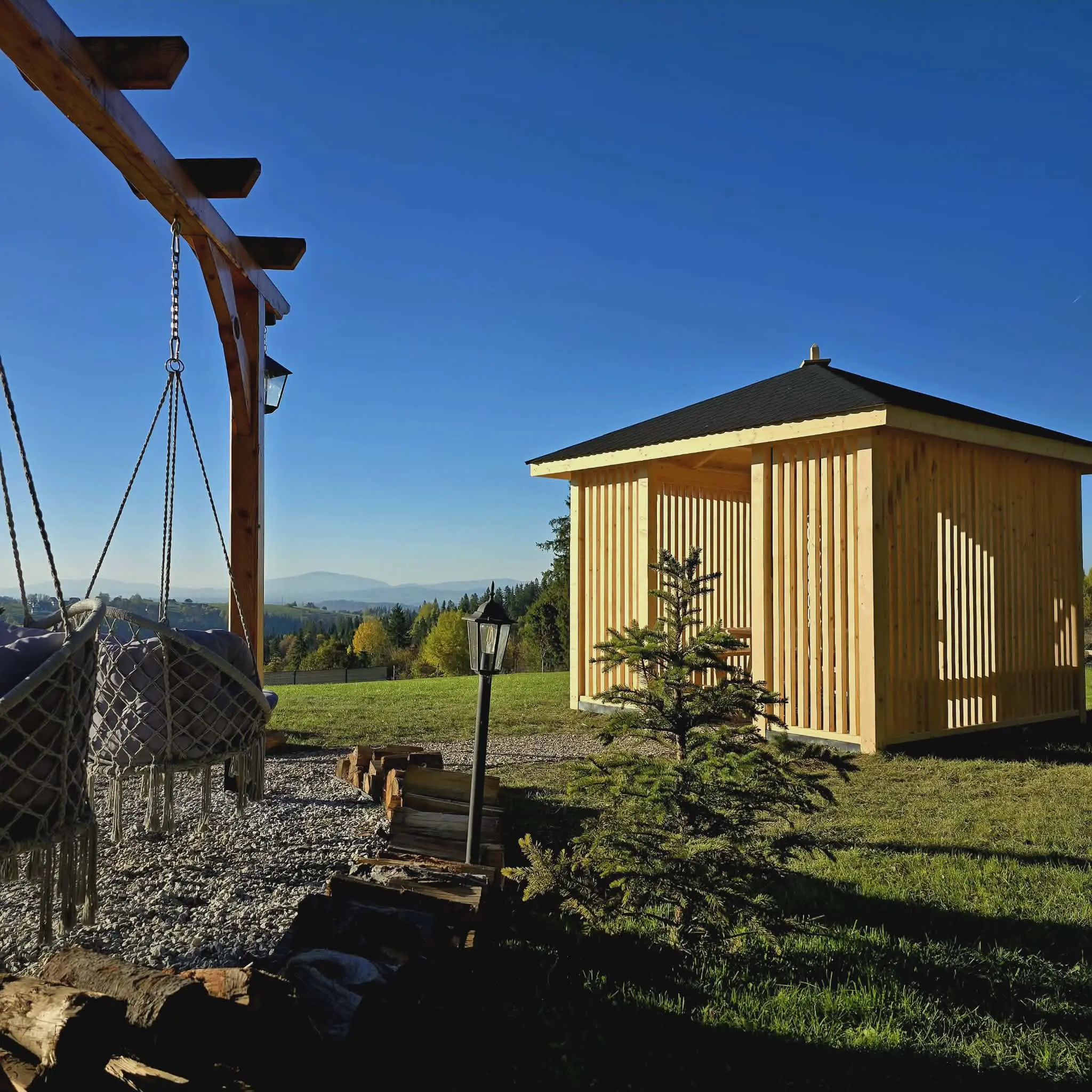 Zadaszona altanka w ogrodzie