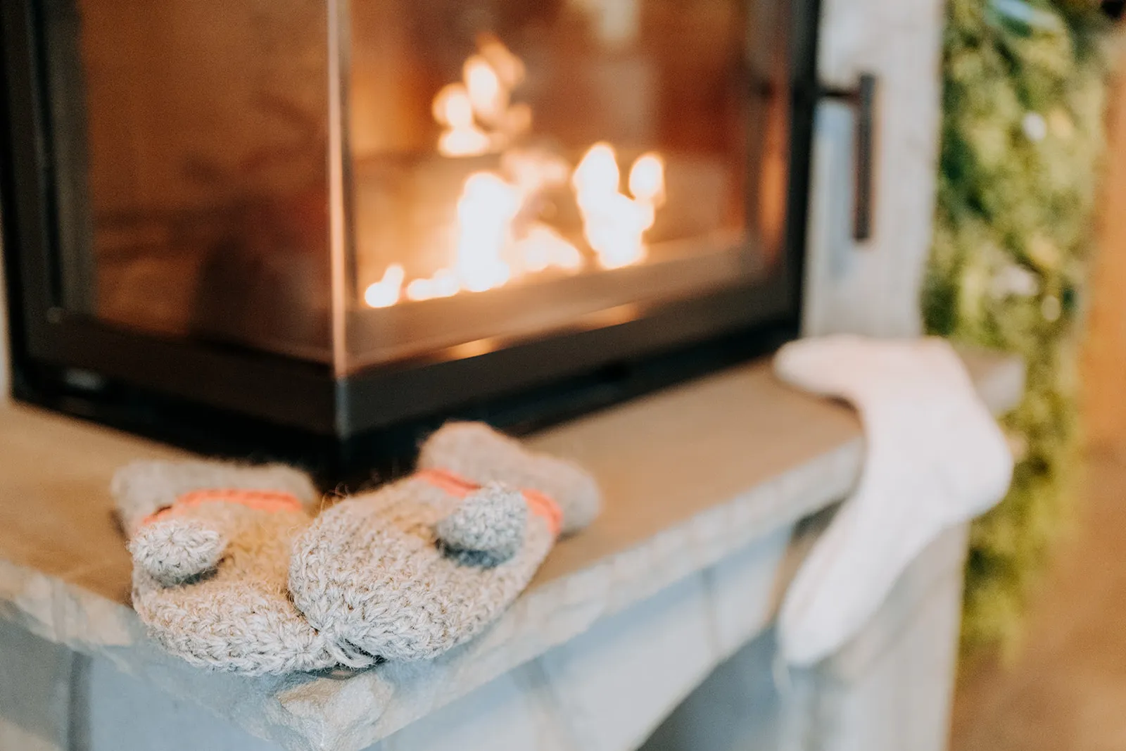 Kominek na drewno w salonie