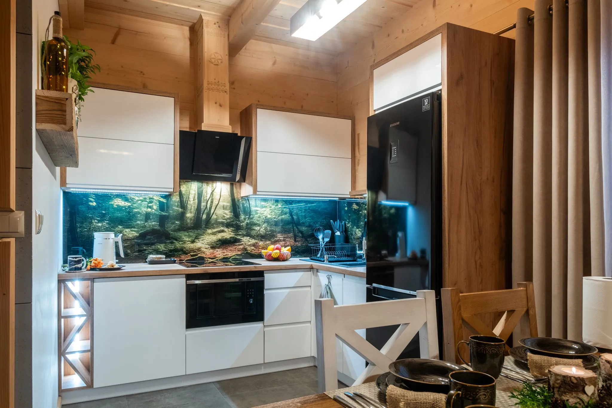 Wyposażona kuchnia z jadalnią