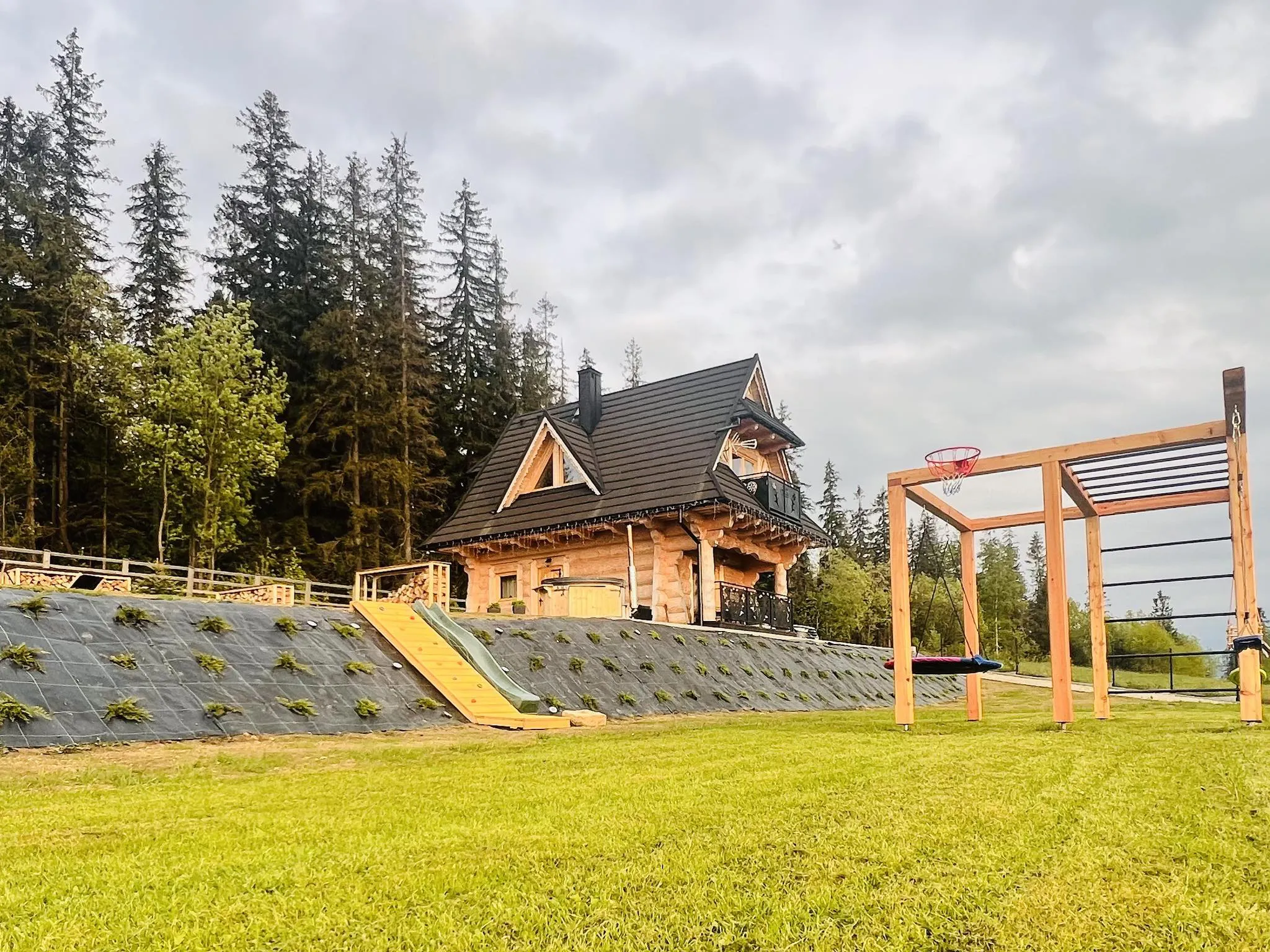 Plac zabaw z zjeżdżalnią i huśtawkami